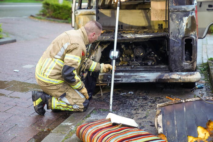 Camperbus zwaar beschadigd door brand