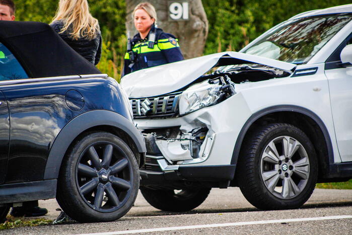 Auto's fiks beschadigd bij kop-staartbotsing